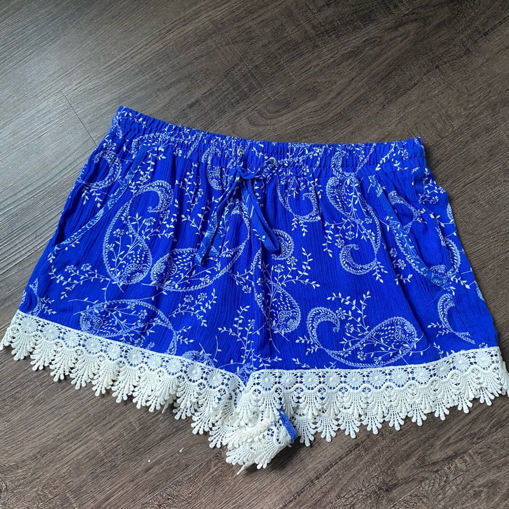 Paisley print cloth lace shorts medium juniors